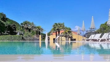 Kolam renang terbuka bermusim