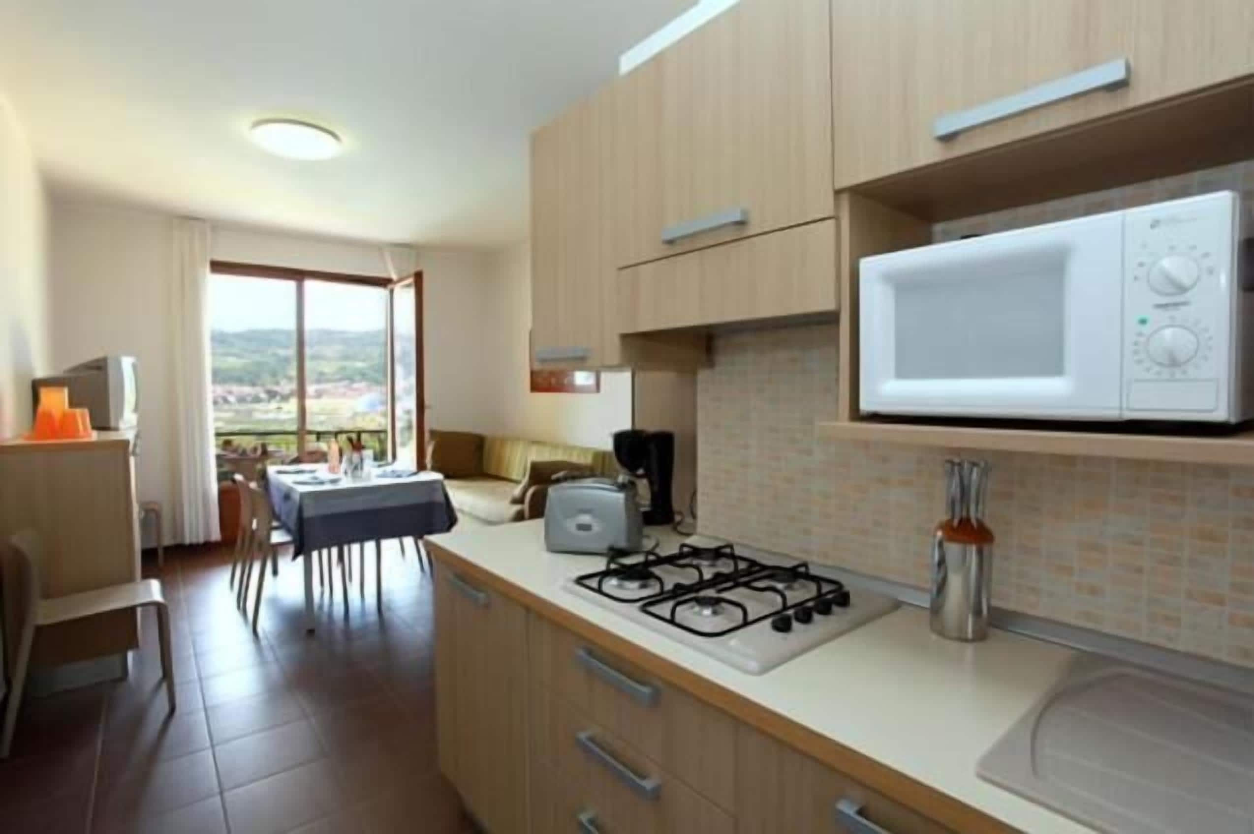 Full-size fridge, microwave, stovetop, dishwasher