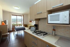Full-sized fridge, microwave, stovetop, dishwasher - Residence Corte Camaldoli (Garda)