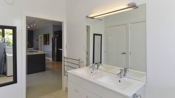 4 Bedroom Holiday Home (2 King and 5 Single) | Bathroom | Shower, towels