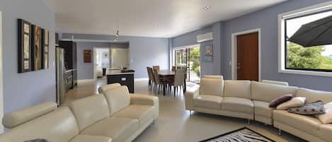 Casa Premier, 4 habitaciones, vista al jardín (2 King and 5 Single) | Sala de estar | Televisión de pantalla plana
