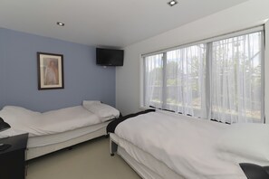 4 Bedroom Holiday Home (2 King and 5 Single)