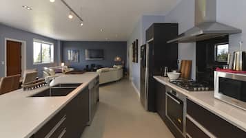 Rumah Premier, 4 kamar tidur, pemandangan kebun (2 King and 5 Single) | Dapur pribadi | Lemari es besar, microwave, oven, dan kompor