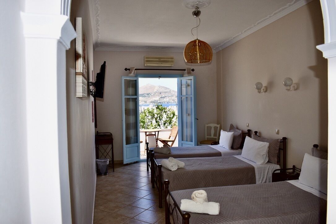 Habitación triple superior | Caja de seguridad en la habitación y tabla de planchar con plancha 