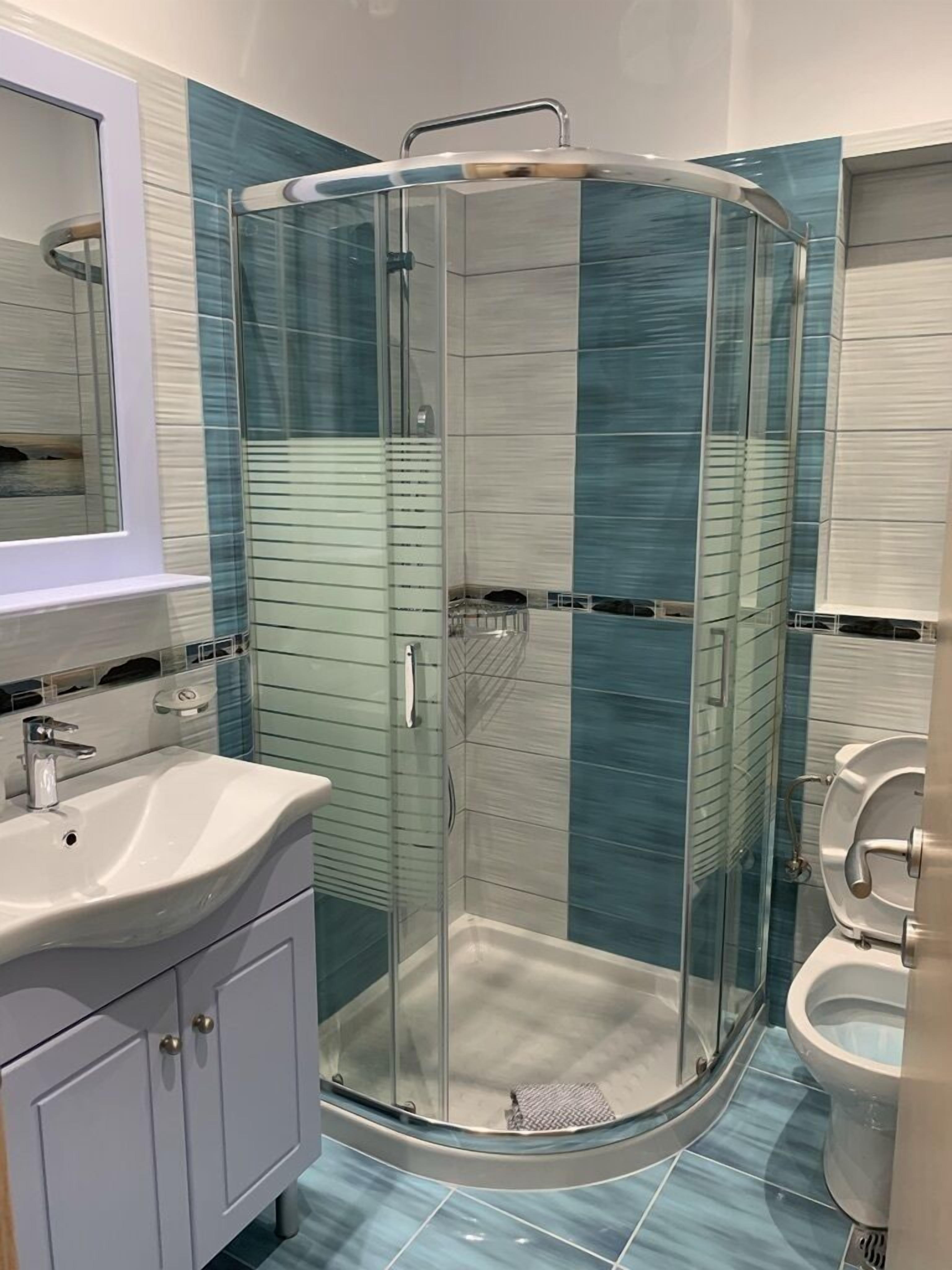 shower, free toiletries, hair dryer, towels