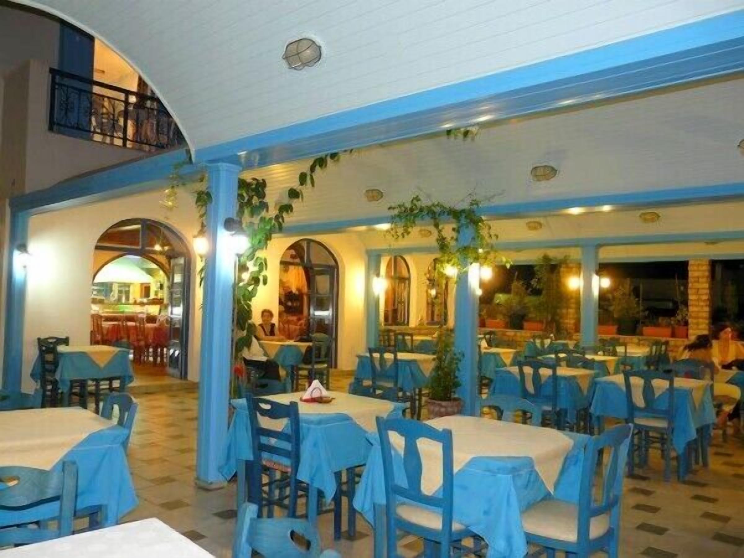 供应早餐、午餐和晚餐，希腊菜