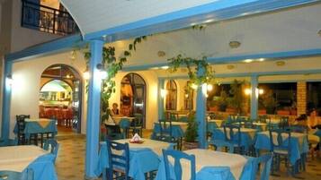 Se sirven desayunos, comidas, cenas y cocina griega