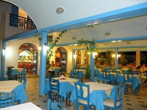 供應早餐、午餐和晚餐，希臘料理