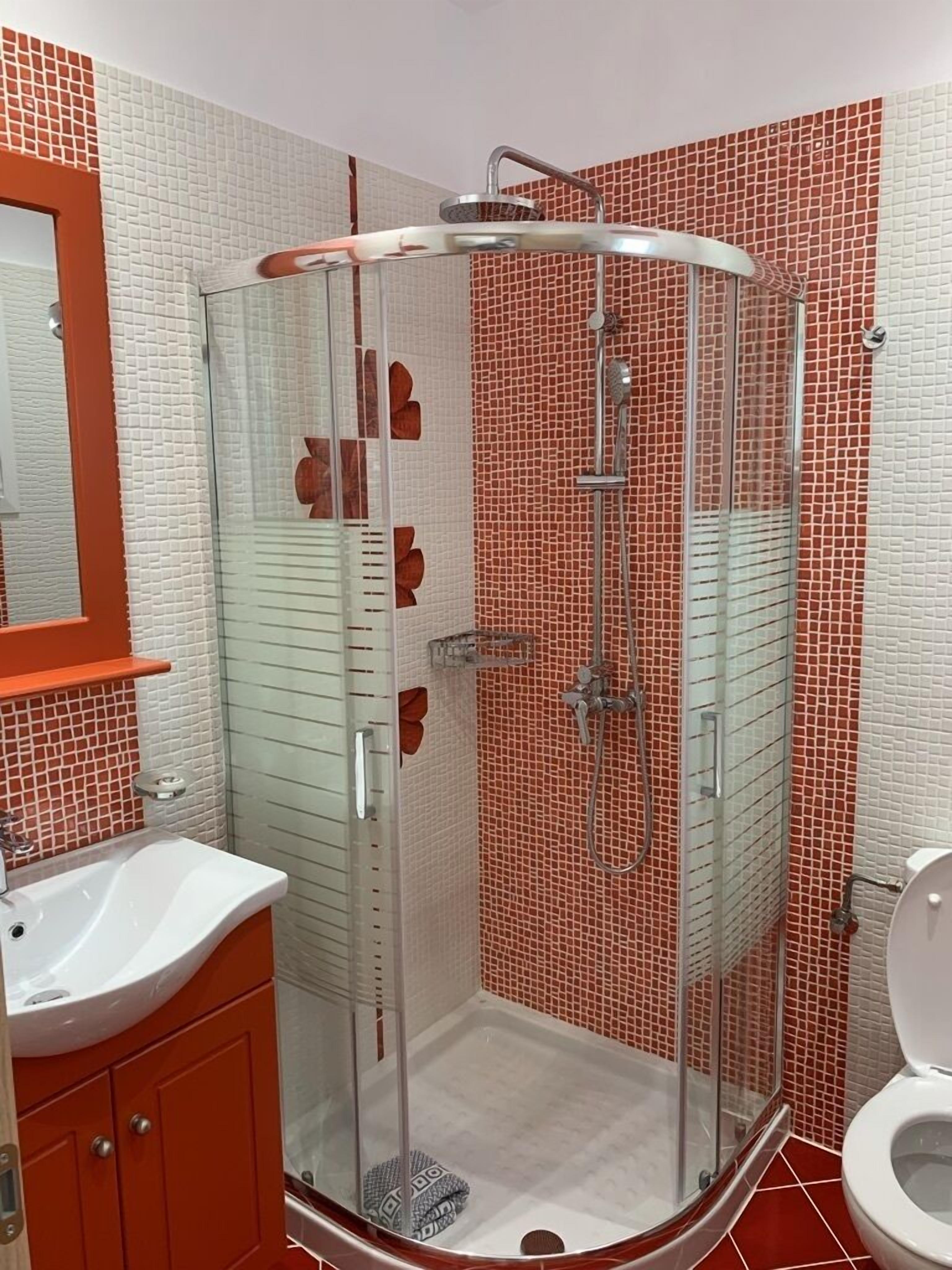 shower, free toiletries, hair dryer, towels