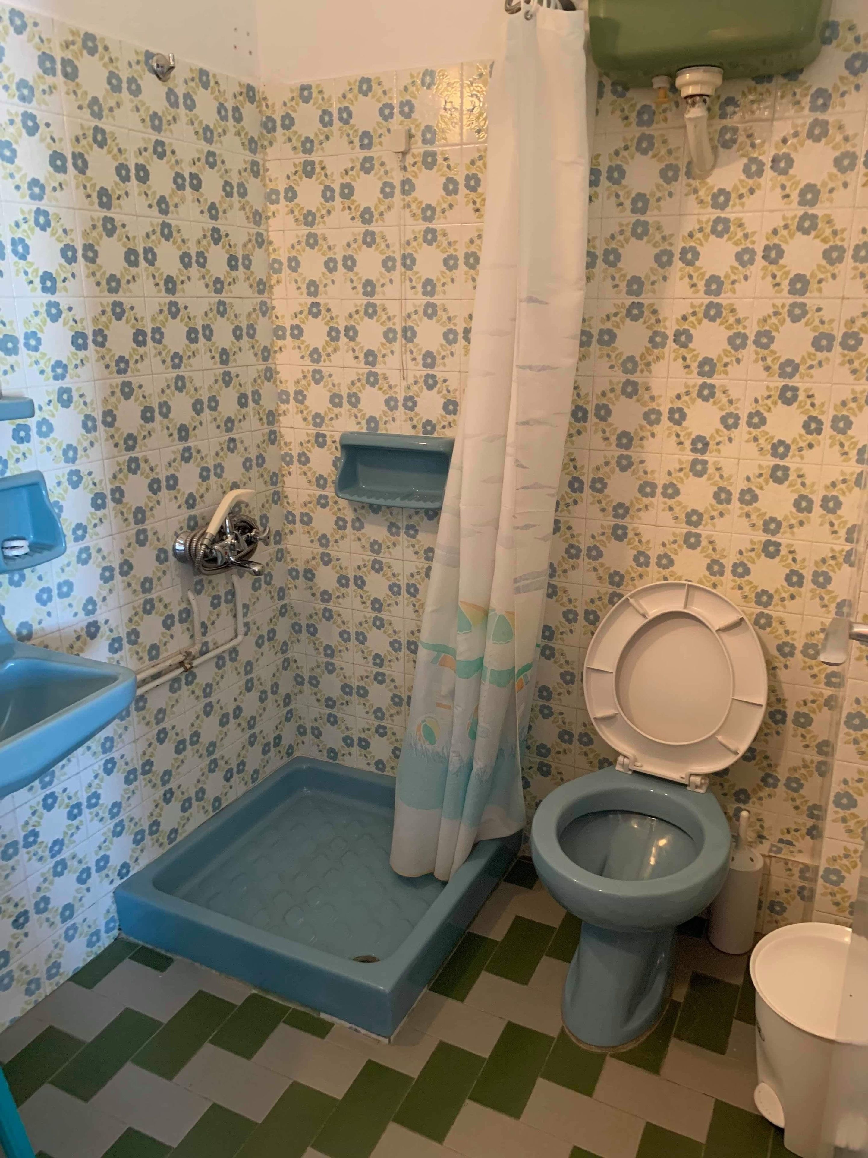 standard room | bathroom | shower, free toiletries, hair dryer, towels