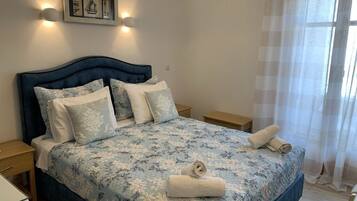 Quarto casal superior | Cofres nos quartos, ferros/tábuas de passar roupa, Wi-Fi de cortesia