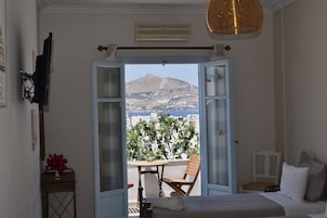 Caja de seguridad en la habitación y tabla de planchar con plancha