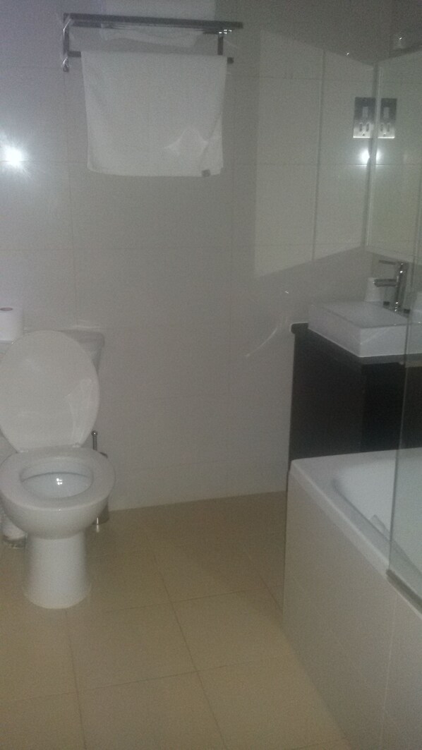 Un baño con inodoro, lavabo y bañera.