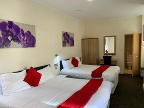 Chambre avec lits jumeaux | Fer et planche à repasser