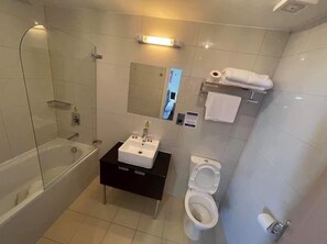 Chambre Double, vue mer | Salle de bain | Articles de toilette gratuits, sèche-cheveux, serviettes fournies