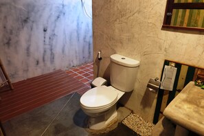 Standardzimmer | Badezimmer | Kostenlose Toilettenartikel, Haartrockner, Handtücher