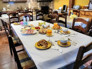 Breakfast area | Daily full breakfast (EUR 15 per person) - Casa Rural Os Carballos (Barro)