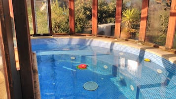Indoor spa tub