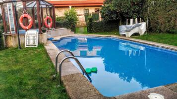 Una piscina al aire libre, una piscina con cascada