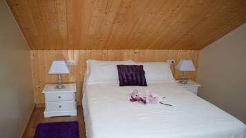 Roupas de cama premium, escrivaninha, cortinas blackout