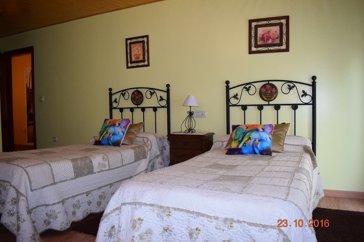 Twin Room | Peralatan tempat tidur premium, meja, langsir/tirai gelap terus