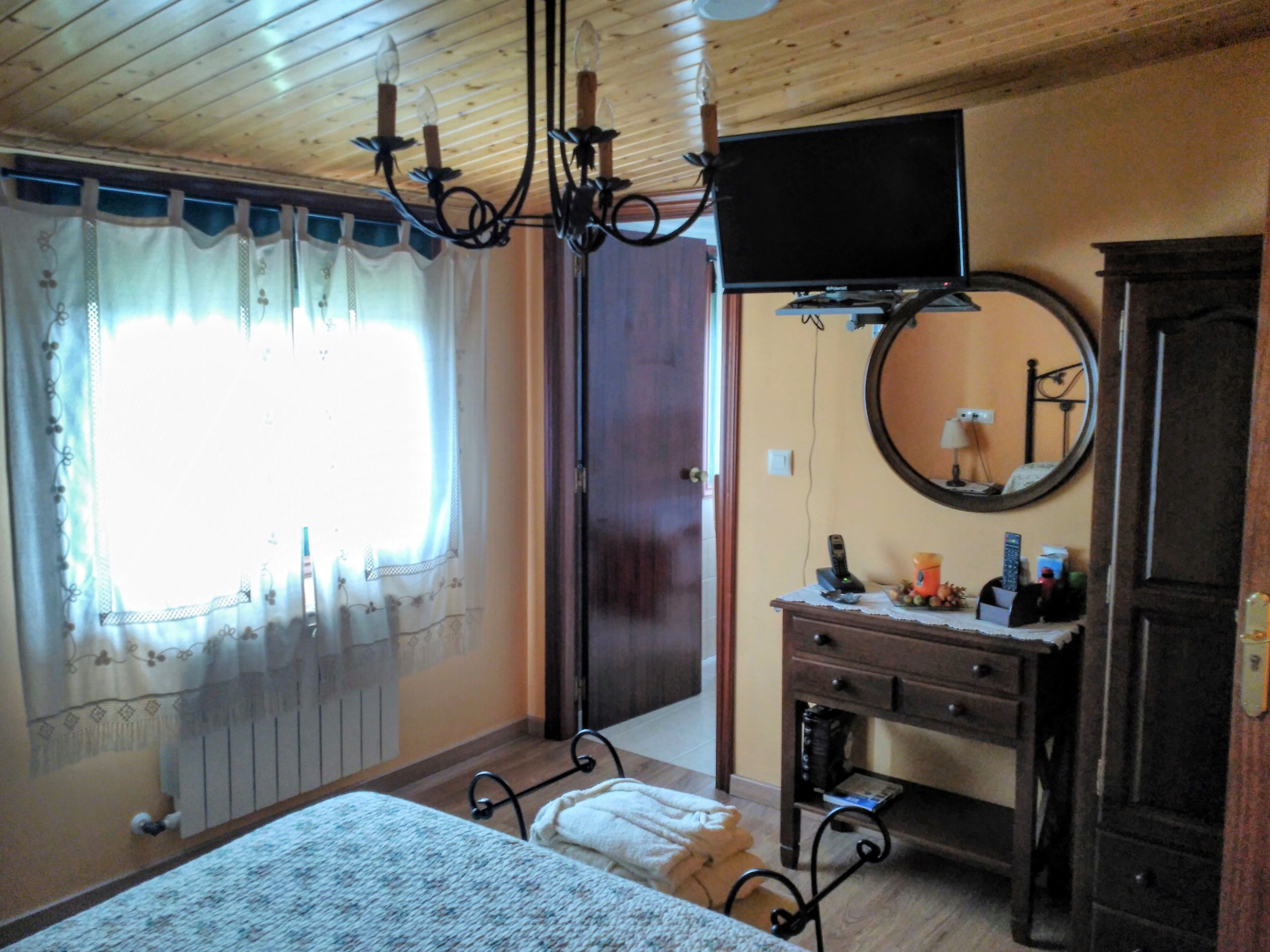 Ropa de cama de alta calidad, escritorio y cortinas blackout 