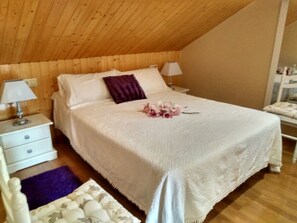 Sengetøy av topp kvalitet, skrivebord og blendingsgardiner