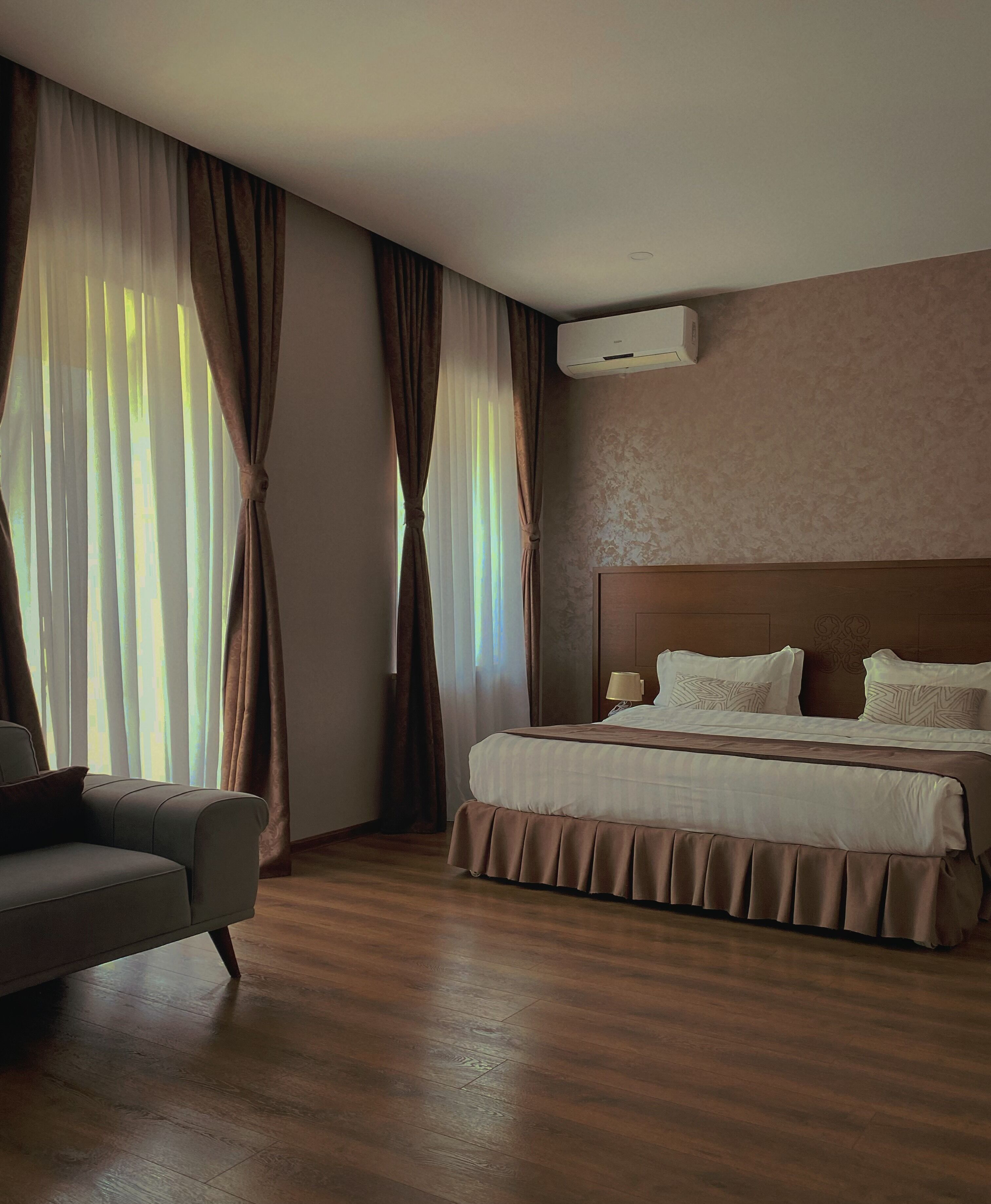 Suite | In-room safe, individually decorated, individually furnished, desk