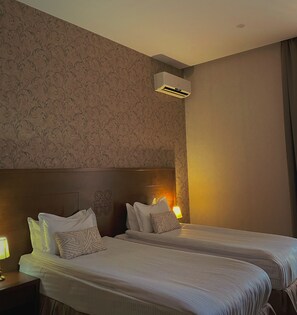 In-room safe, individually decorated, individually furnished, desk - Hotel Old Metekhi (Tbilisi)