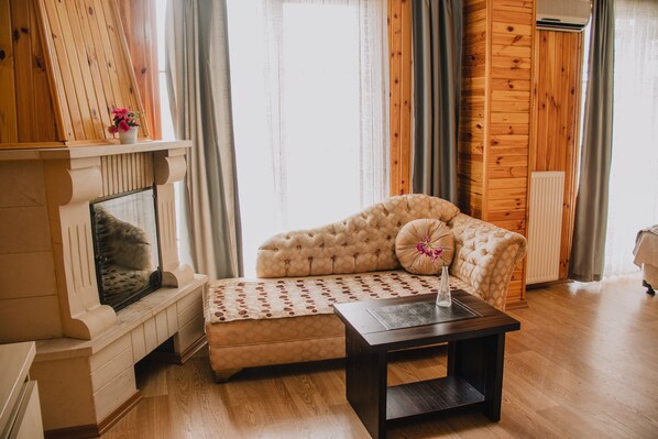 Genis Jakuzili Deluxe Suit | Decoración personalizada, muebles diferentes y cortinas blackout 