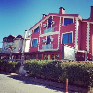 Vista frontal de la propiedad