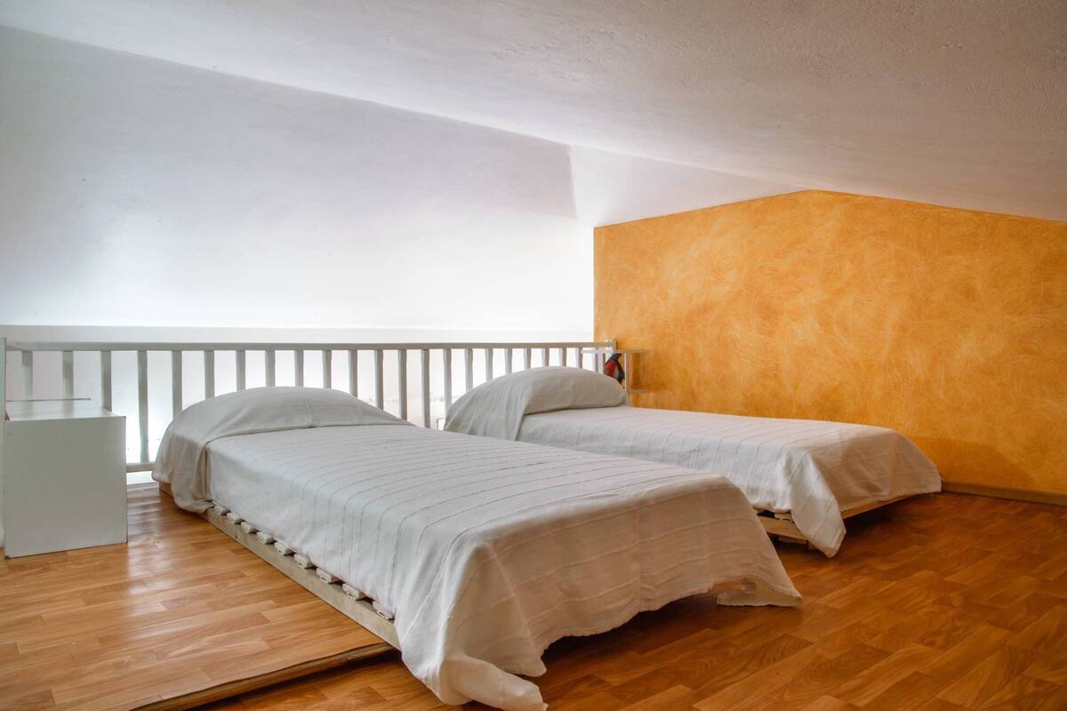 Apartamento família | Roupas de cama premium, edredons de pluma, cofres nos quartos