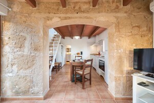 Cubrecamas y caja de seguridad en la habitación