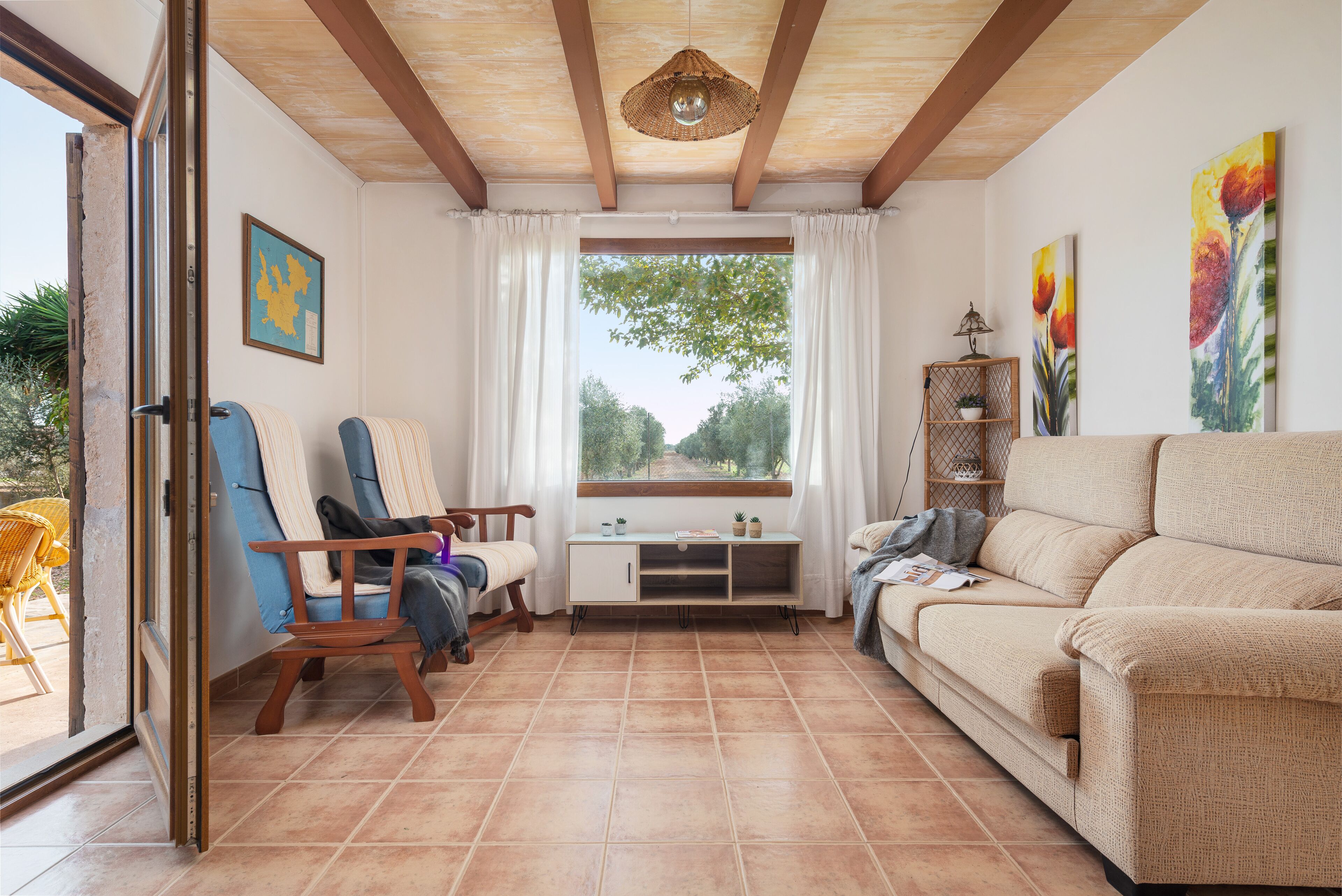 Cubrecamas y caja de seguridad en la habitación 