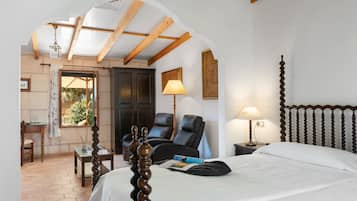 Junior suite | Donzen dekbedden, een kluis op de kamer, individueel gedecoreerd