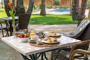Se ofrece un desayuno bufé todos los días (por un coste adicional)