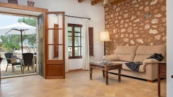 Edredón, caja de seguridad en la habitación y decoración personalizada