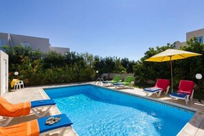 Piscina externa, guarda-sóis, espreguiçadeiras