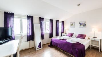 Dobbeltrom – superior, sjøutsikt | Senger med overmadrass, individuelt dekorert og wi-fi (inkludert)