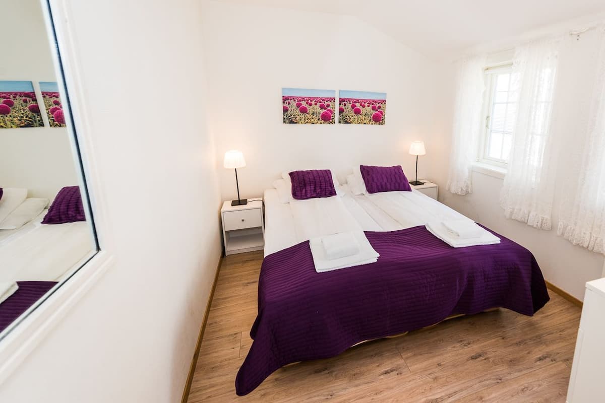 أسرّة بطبقة علوية مريحة وبديكورات فريدة لكل غرفة وواي فاي مجانًا