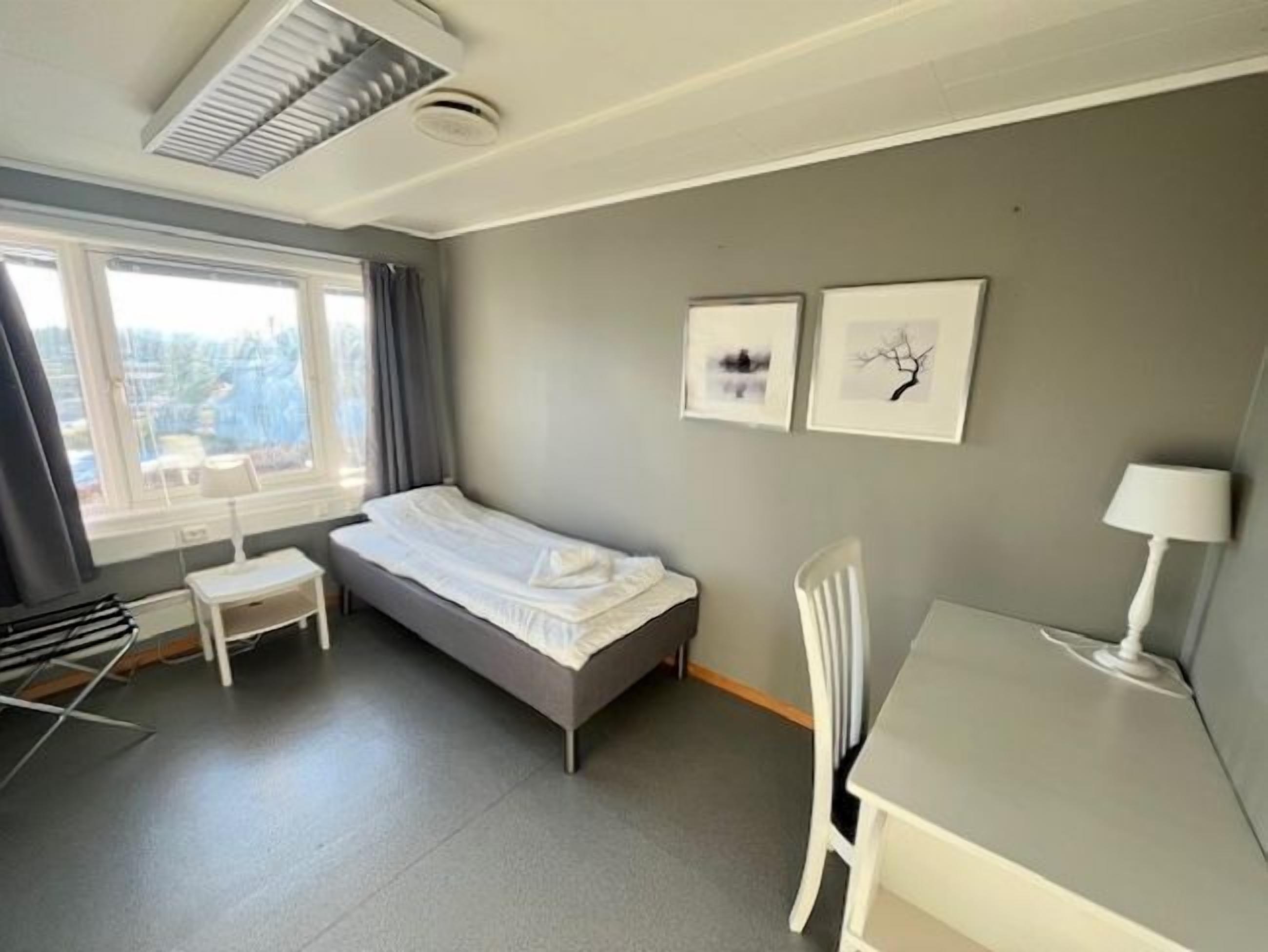 Guesthouse Vågen | Pillowtop beds, individually decorated, desk, free WiFi