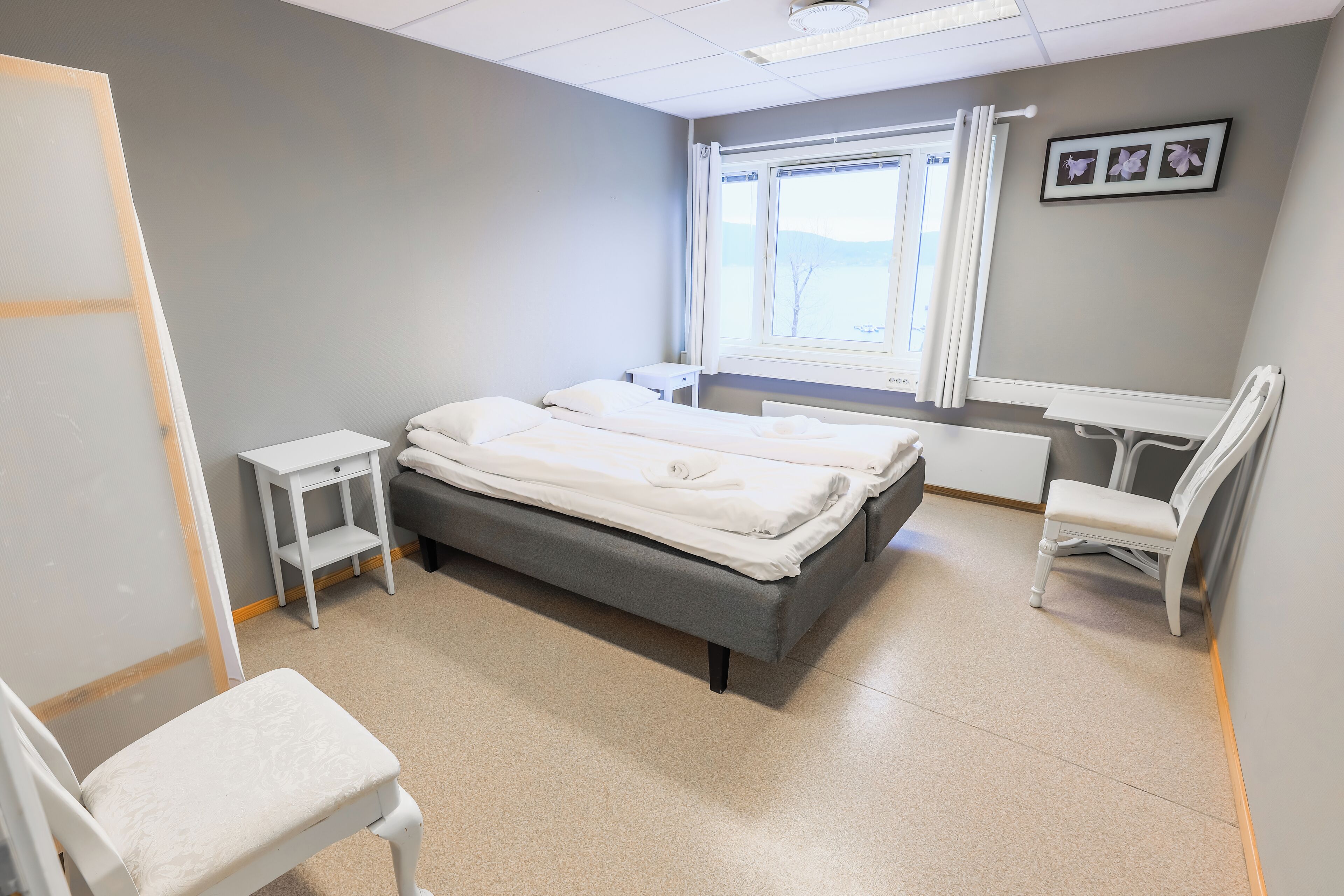 أسرّة بطبقة علوية مريحة وبديكورات فريدة لكل غرفة وواي فاي مجانًا