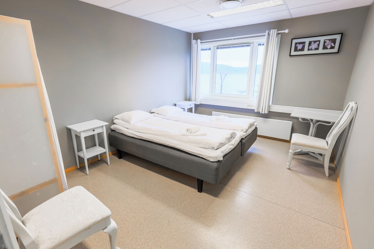 أسرّة بطبقة علوية مريحة وبديكورات فريدة لكل غرفة وواي فاي مجانًا