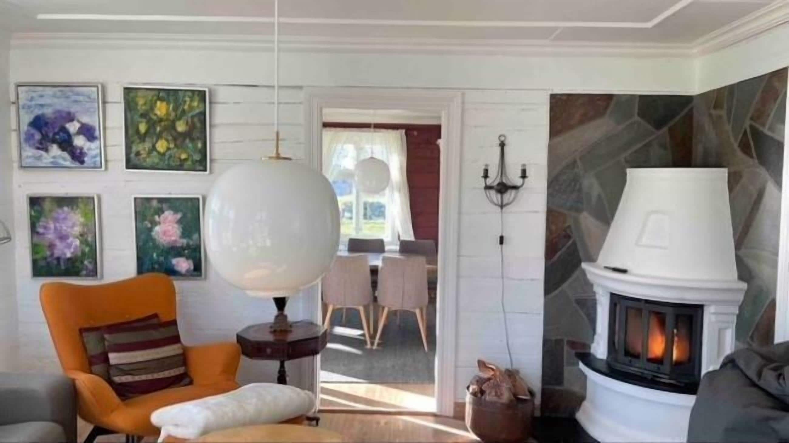 Deluxe-hus | Opholdsområde | 32-tommers fladskærms-tv med satellitkanaler, tv