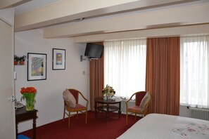 Chambre avec lits jumeaux, 1 chambre, vue jardin, côté jardin | Rideaux occultants, fer et planche à repasser, lits bébé (gratuits)