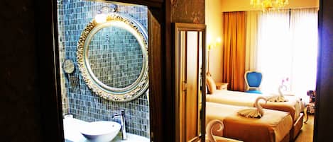 Chambre Triple Standard, 3 chambres | Lavabo de la salle de bain
