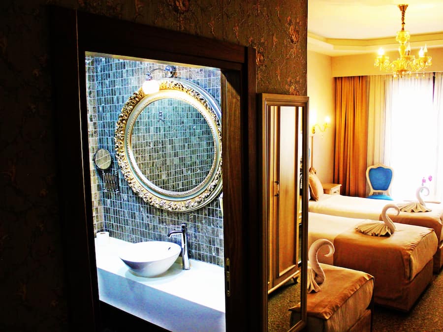 Standaard driepersoonskamer, 3 slaapkamers | Badkamer met wastafel