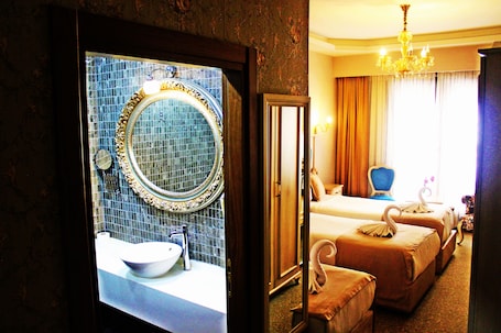 Standard Triple Room, 3 Bedrooms | Bathroom sink