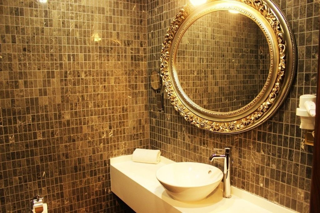 deluxe room | bathroom | shower, free toiletries, hair dryer, slippers