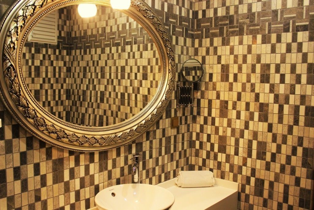 deluxe twin room | bathroom | shower, free toiletries, hair dryer, slippers